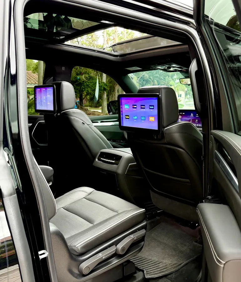 Escalade cabin with rear screens